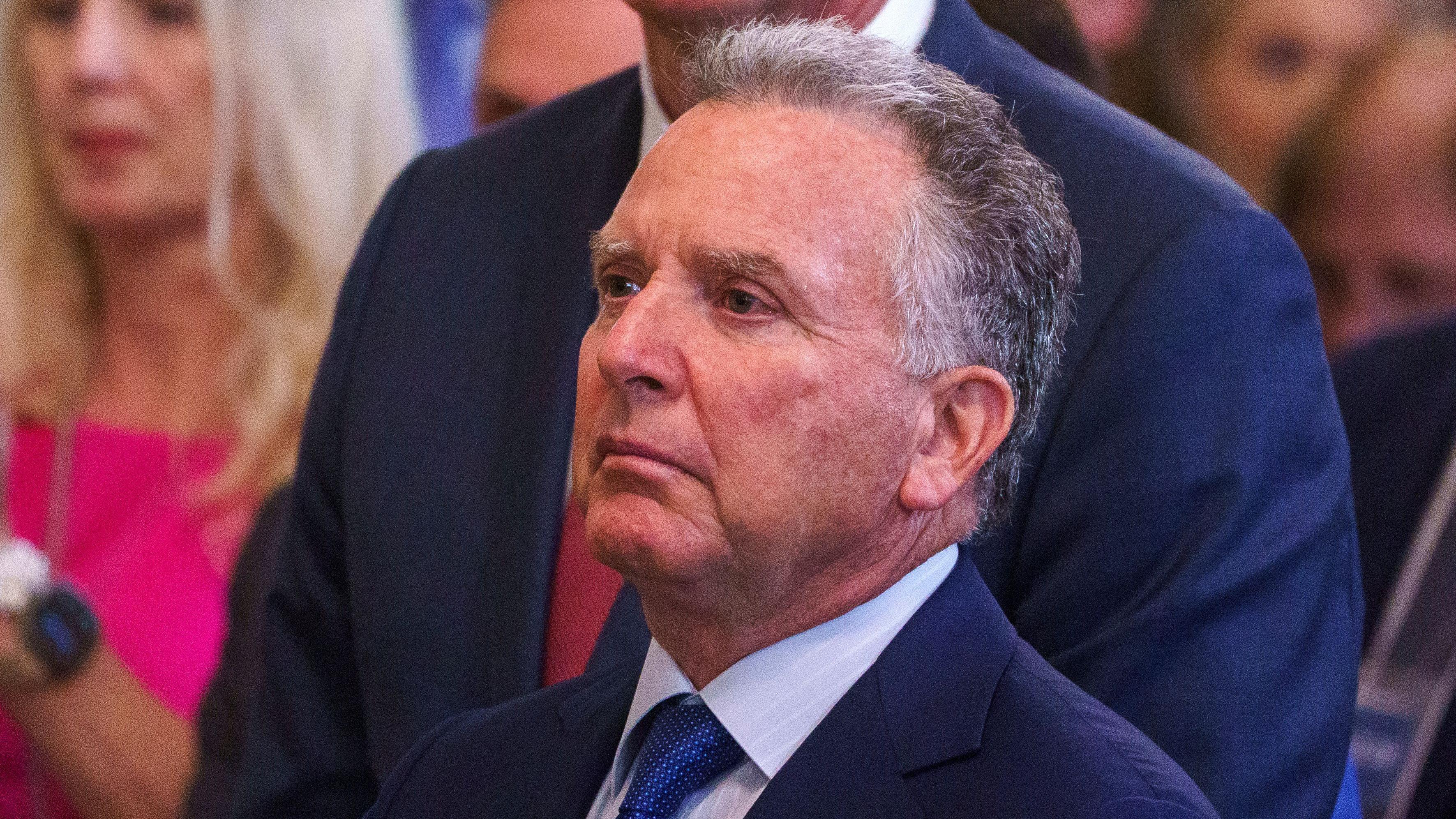 Gaza posle rata... Ko će se nositi sa 'bezbednosnom noćnom morom' 10 Specijalni izaslanik SAD za Bliski istok Stiv Vitkof posmatra kako predsednik SAD Donald Tramp potpisuje „Zakon o zaustavljanju svake smrtonosne trgovine fentanilom“ u Beloj kući u Vašingtonu, 16. jula 2025. godine.