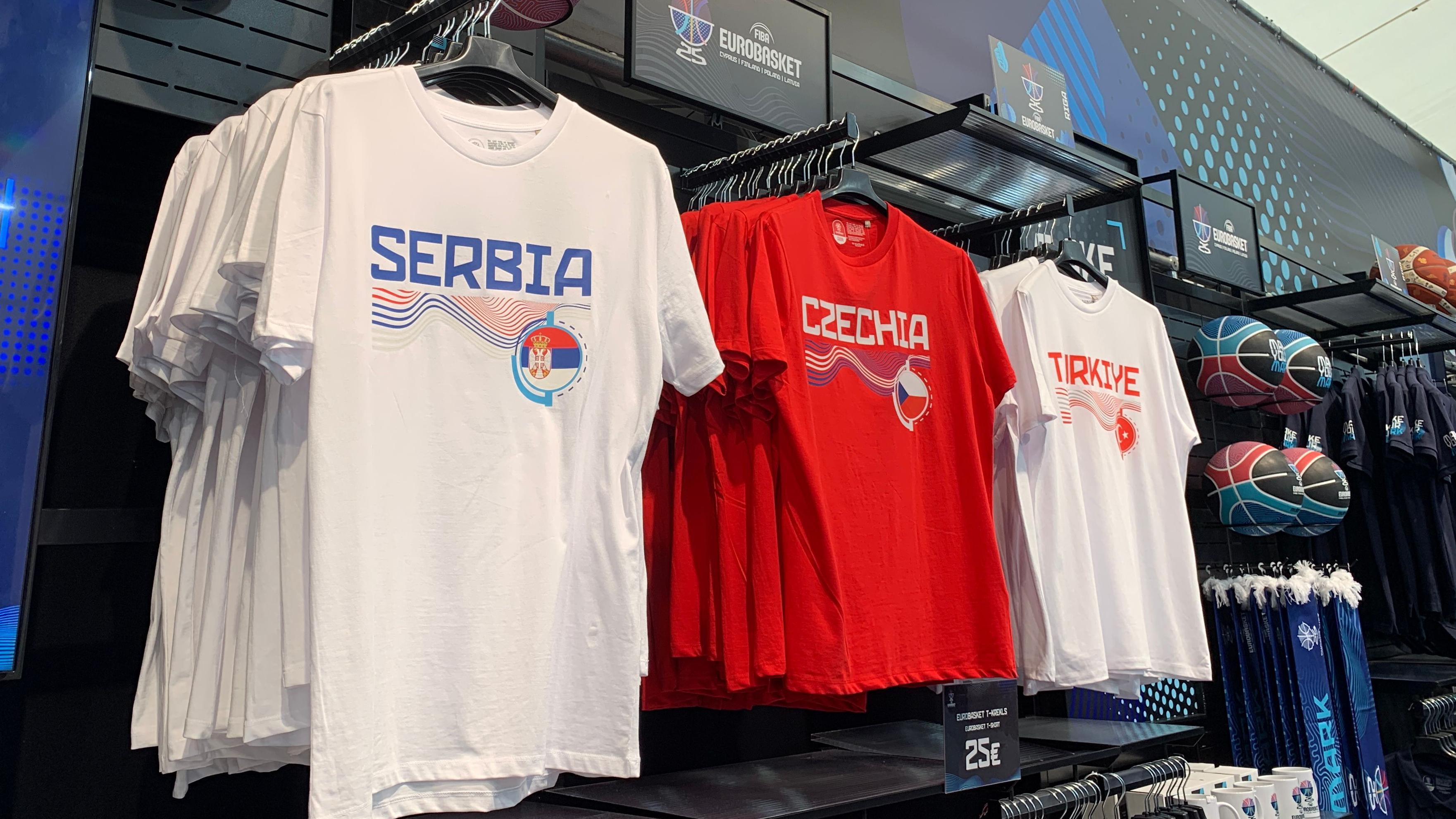 BBC u fan zoni Evrobasketa: Stopiranje, podrška iz dijaspore i burger na vatri 2 Majice sa logom Srbije, Turske i Češke