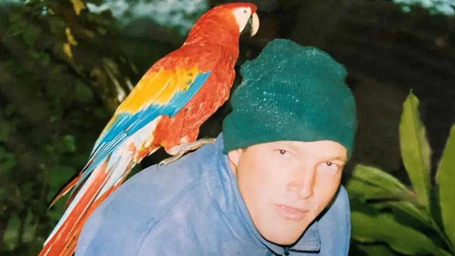 Lovac na biljke koji je rizikovao život u potrazi za orhidejom 1 Tom Hart Dajk u džungli dok mu je na ramenu papagaj