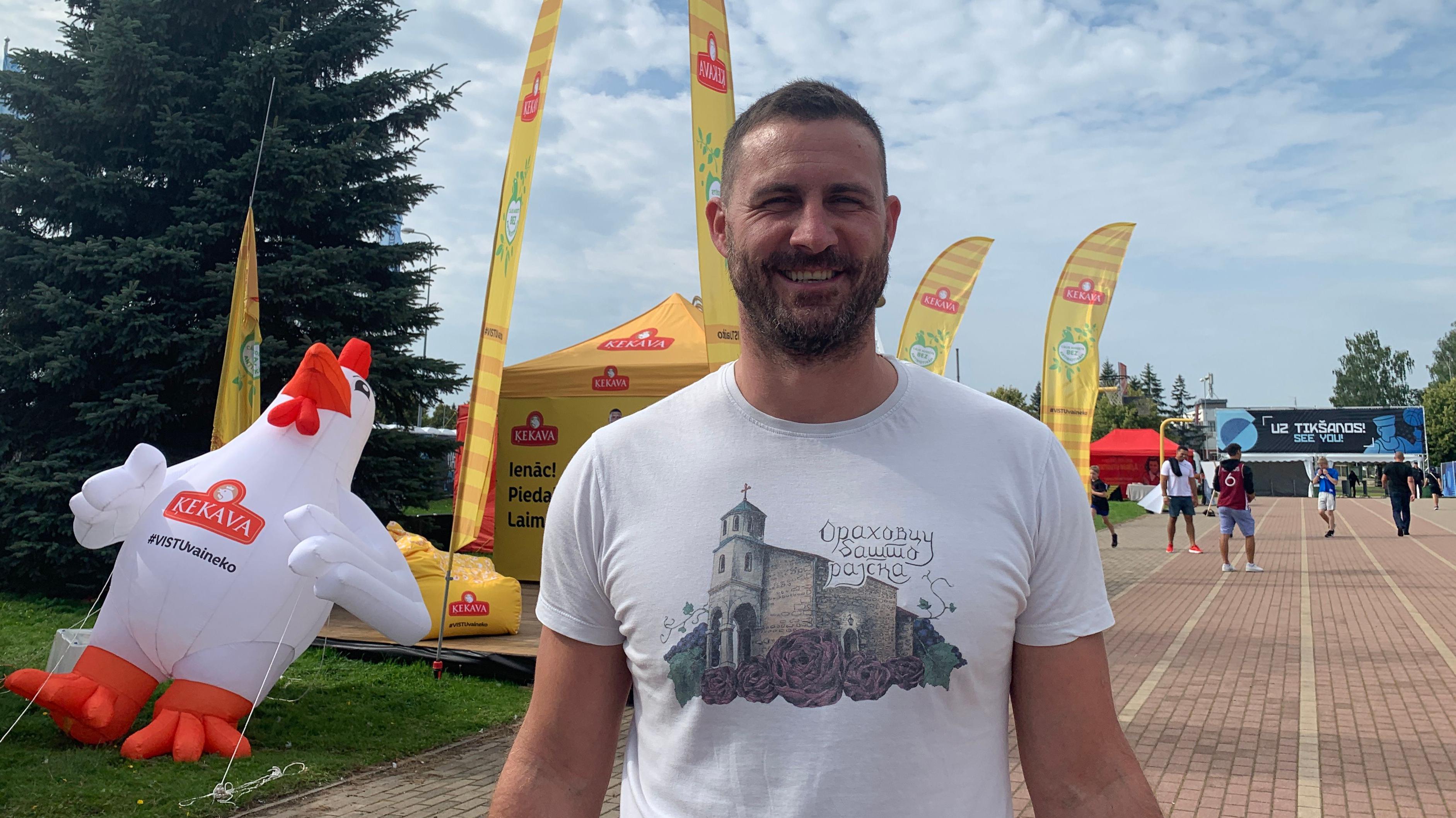 BBC u fan zoni Evrobasketa: Stopiranje, podrška iz dijaspore i burger na vatri 10 Radoje u beloj majici u fan zoni