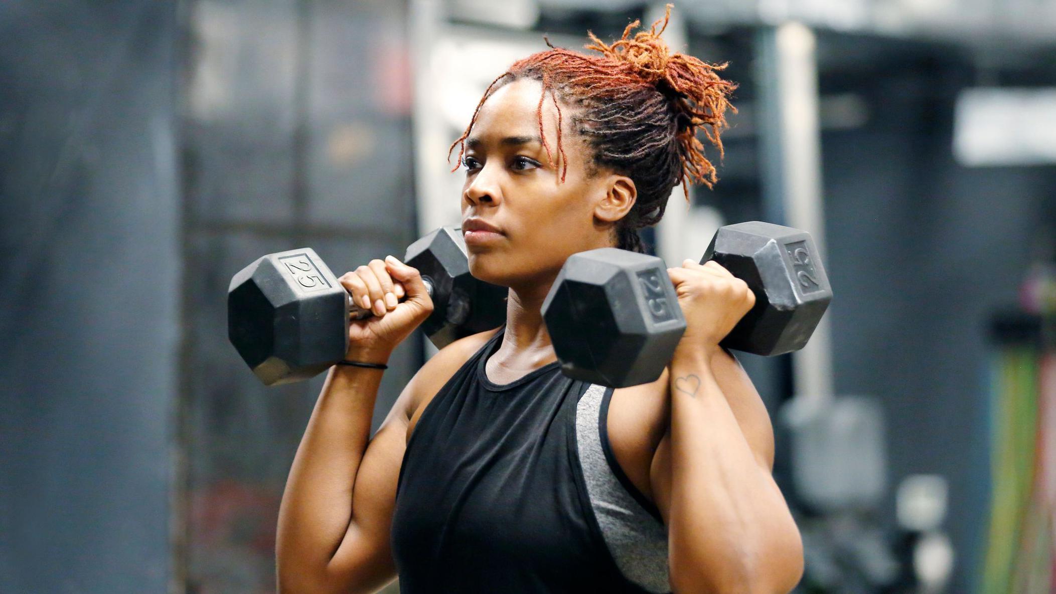 Žena podiže tegove