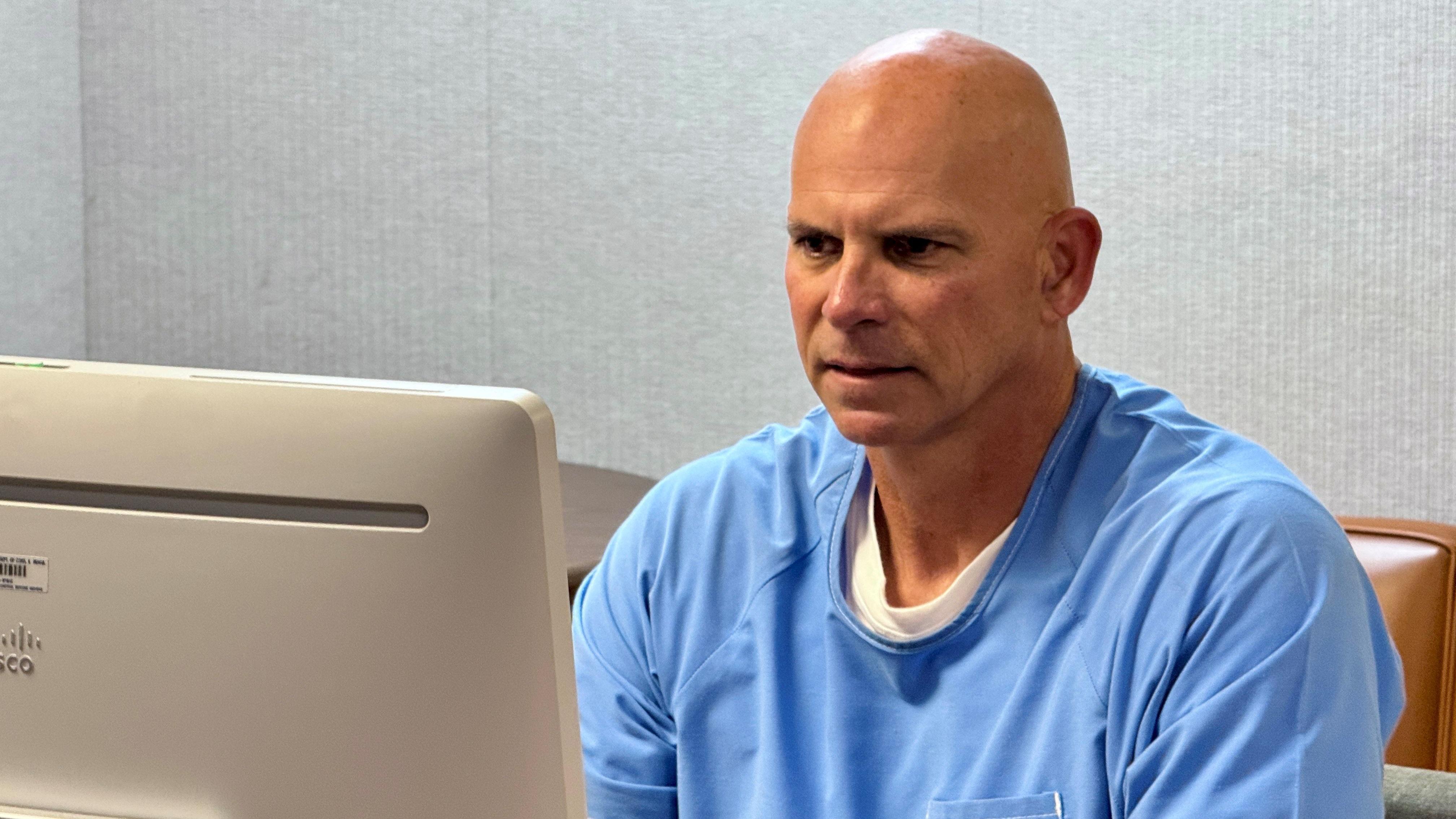 Braća Menendez, osuđena za ubistvo roditelja 1989. godine, ostaju u zatvoru 2 Lajl Menendez na onlajn saslušanju povodom zahteva da bude uslovno osuđen. Saslušanje je trajalo više od 10 sati