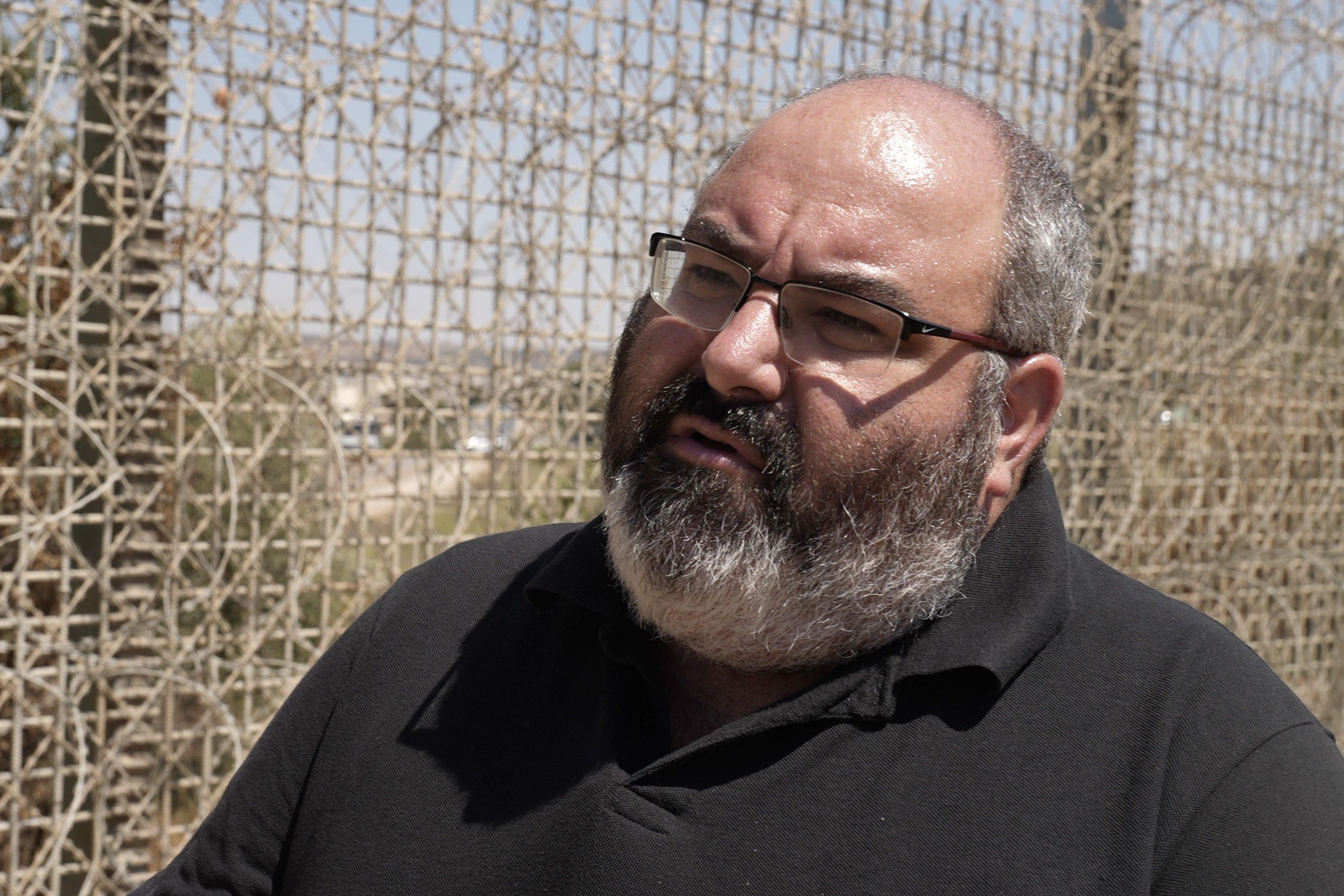 Izraelski naseljenici pojačavaju kampanju proterivanja Palestinaca iz Zapadne obale 4 Jehuda Šaul u crnoj majici sa naočarima ispred visoke ograde