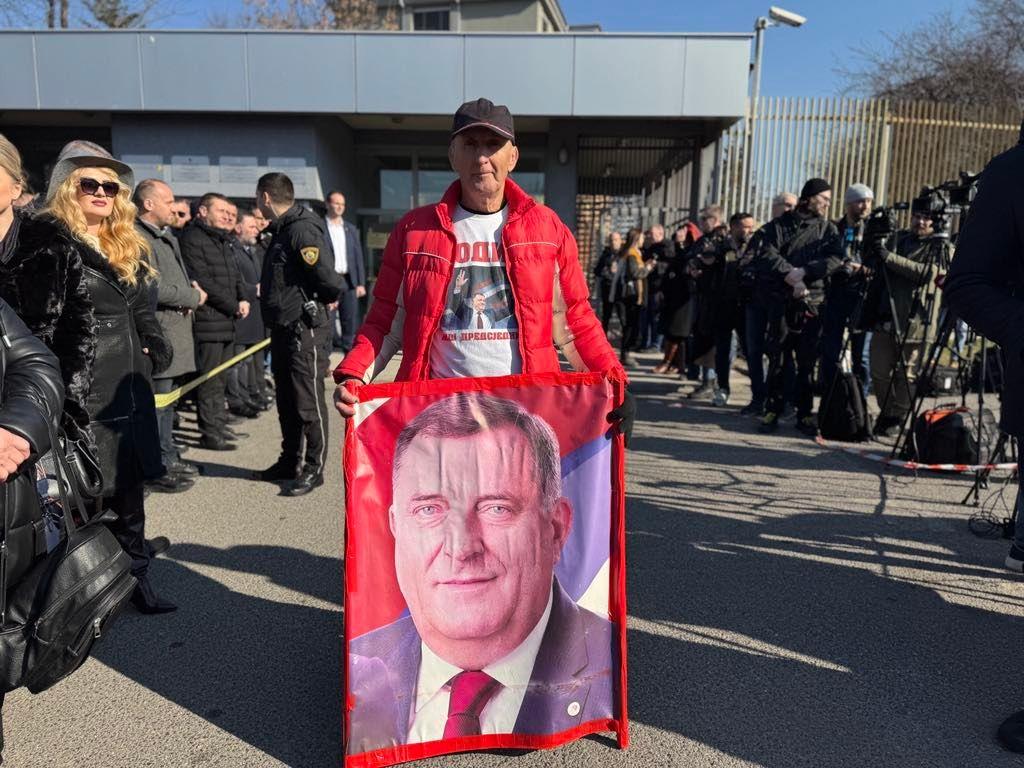 Dodik osuđen na godinu dana zatvora, Srbija ga neće hapsiti, kaže Vučić 4 Dodik pristalice