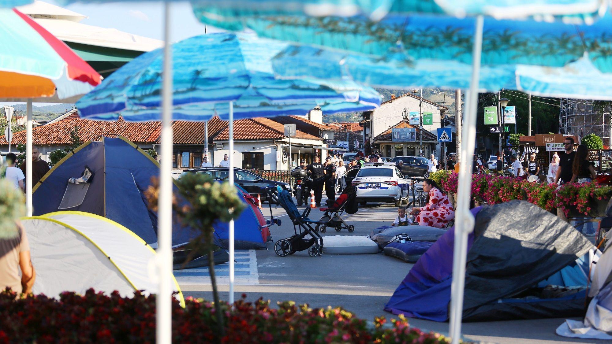 Foto priča iz Novog Pazara: Blokadom traže puštanje svih privedenih na slobodu 1 Suncobrani, dušeci i kolica za decu na ulici
