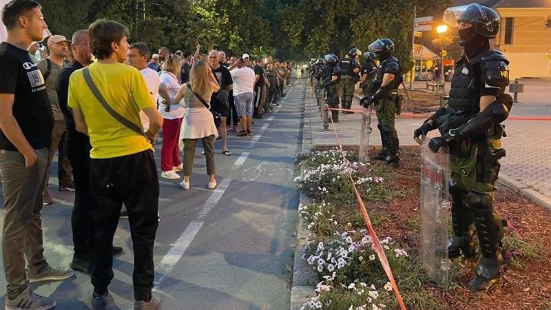 Neredi u Srbiji: Demolirane prostorije SNS, policija pretukla momka u Valjevu 13 Kolona ljudi sa jedne i žandarmerija sa druge strane