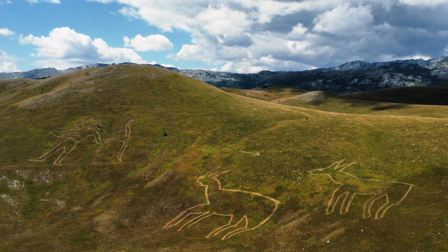 U fotografijama: Veliki crtež na travi na Durmitoru 1 piktogram