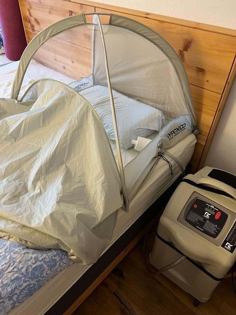 'Čudotvorni' gas omogućuje uspon na Mont Everest u rekordnom vremenu 3 Simulirana nadmorska visina je stvorena u hipoksičnim šatorima iz kojih se kiseonik usisava pomoću generatora