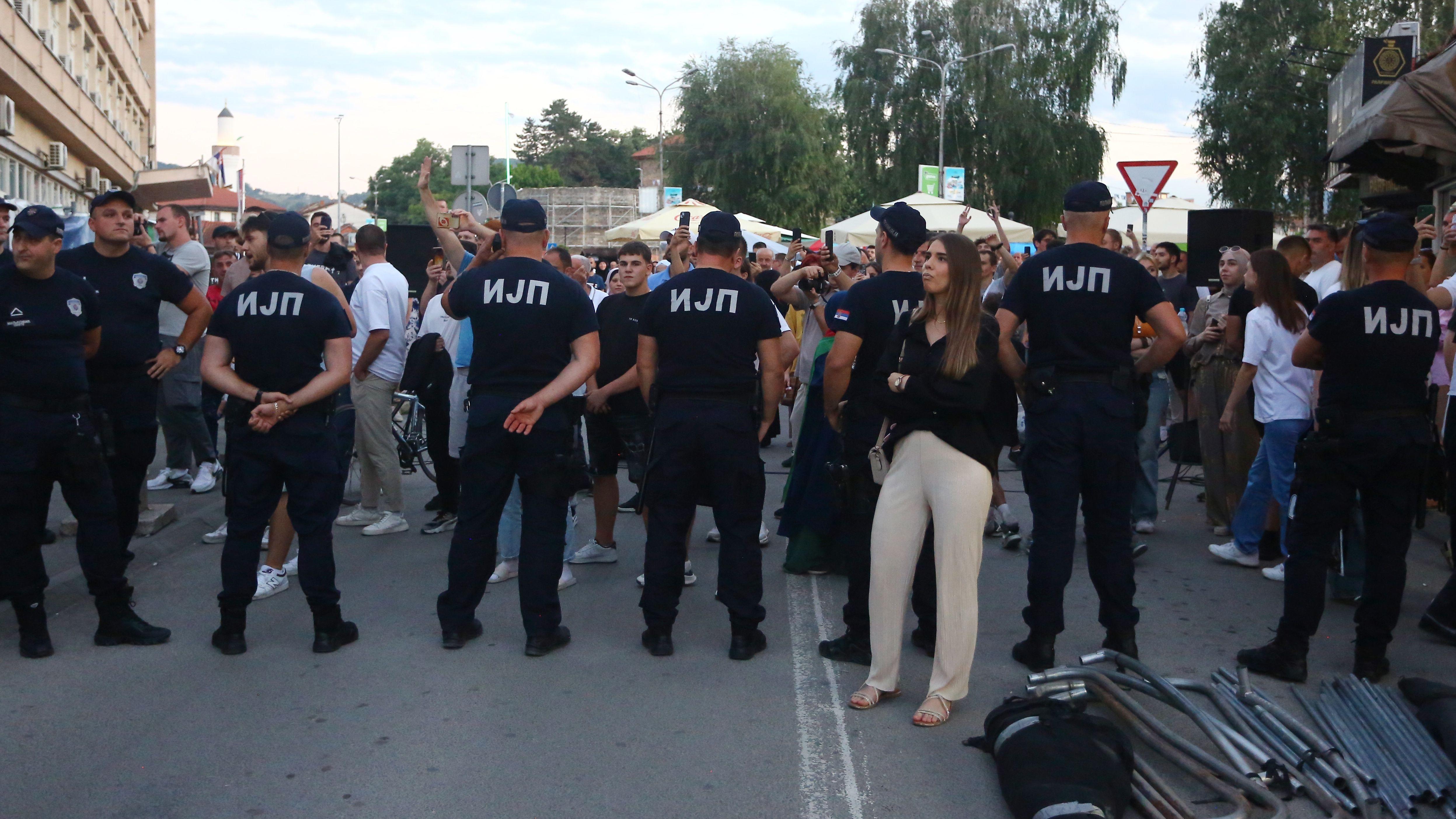 Foto priča iz Novog Pazara: Blokadom traže puštanje svih privedenih na slobodu 5 Devojka u tamnoj majici i belim pantalonama ispred kordona policije koji joj je okrenut leđima