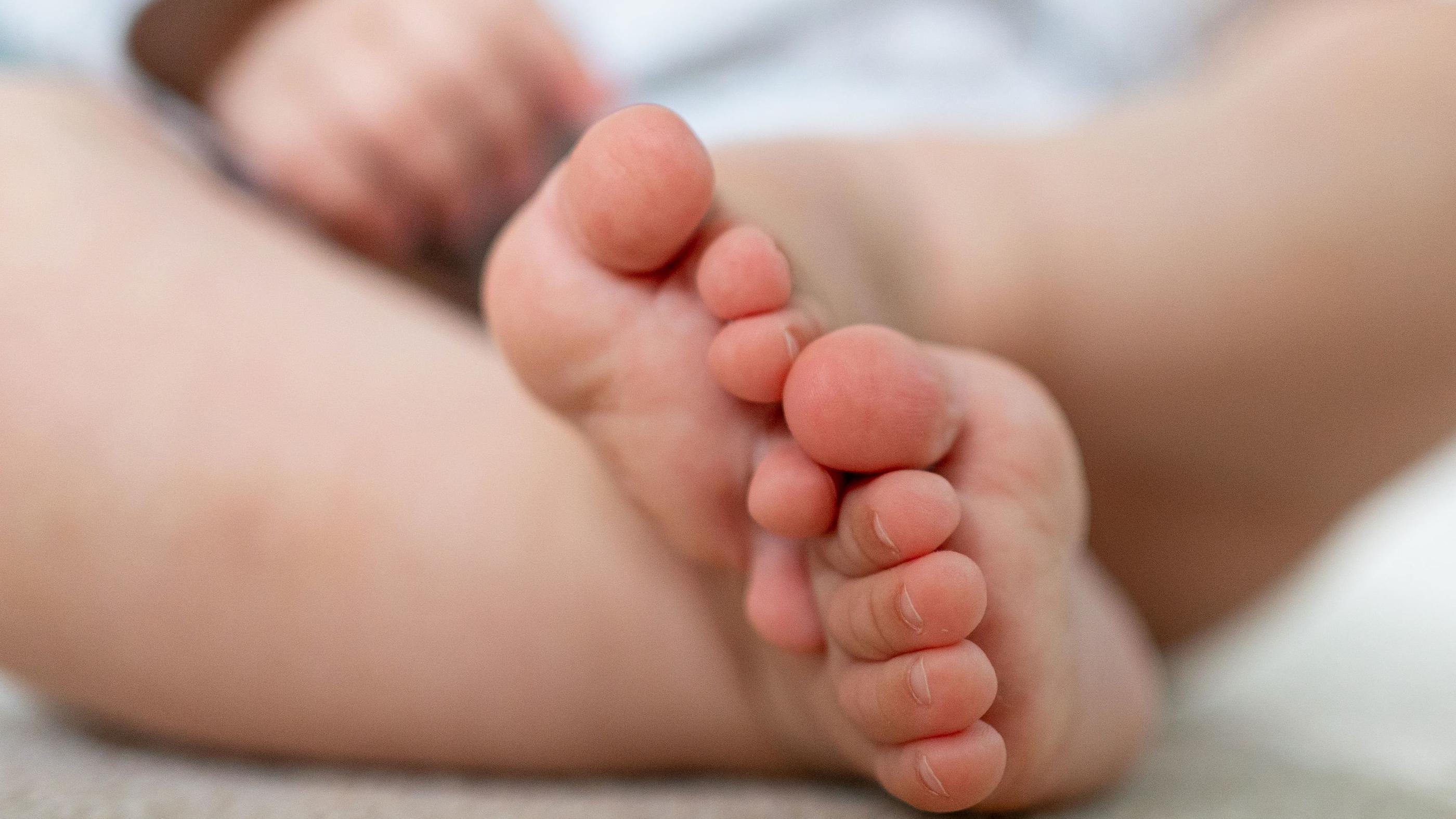 Mitovi i zablude o dojenju 3 bebeće nogice, beba