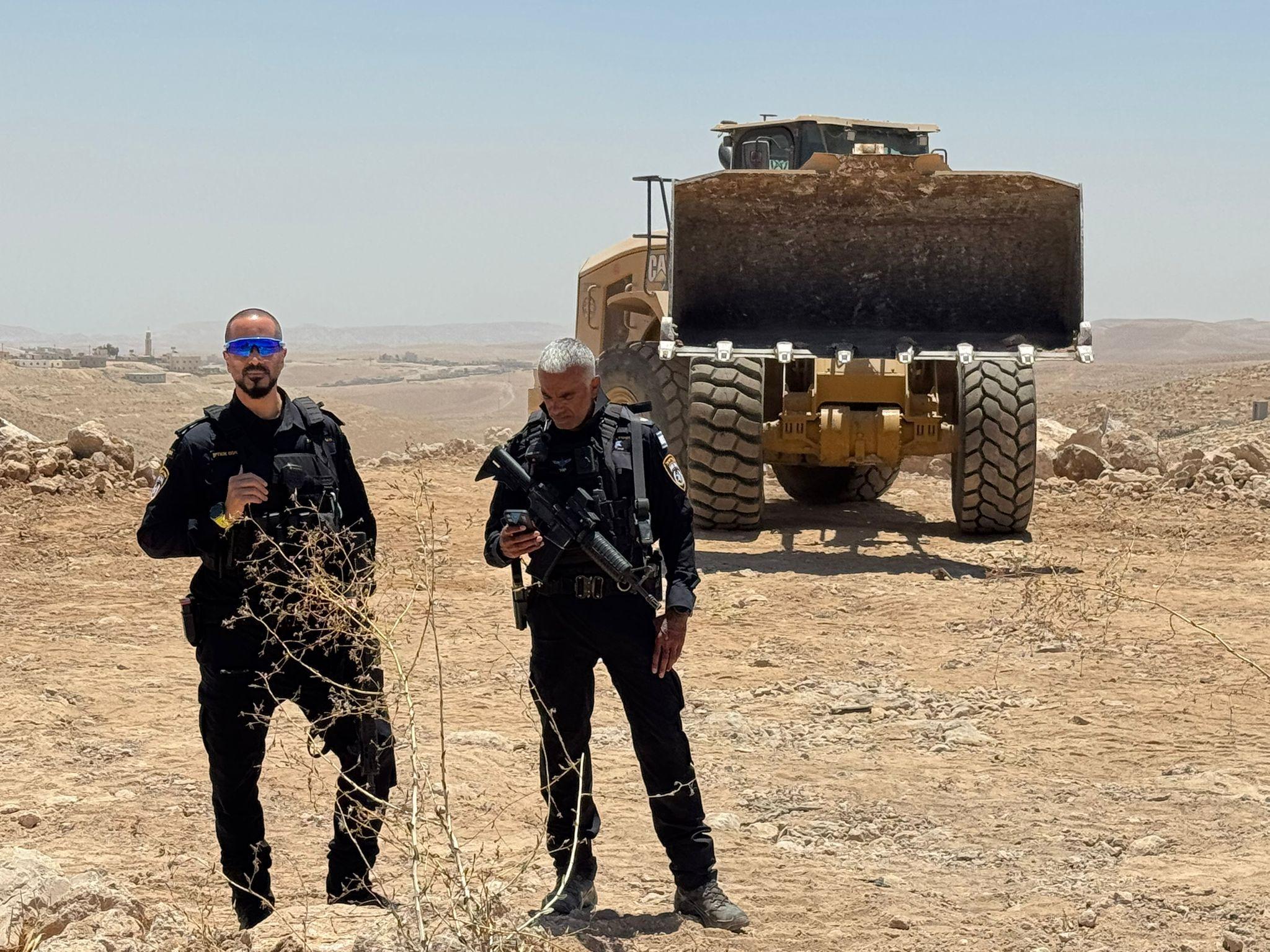 Izraelski naseljenici pojačavaju kampanju proterivanja Palestinaca iz Zapadne obale 2 Policija obezbeđuje bager koji radi na proširenju naselja Karmela blizu Uma al-Haira, na jugu Zapadne obale