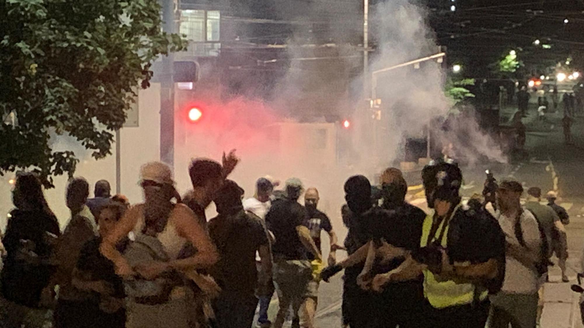 Neredi u Srbiji: Policija pretukla momka u Valjevu, demolirane prostorije SNS 9 Demonstranti na ulicama Beograda