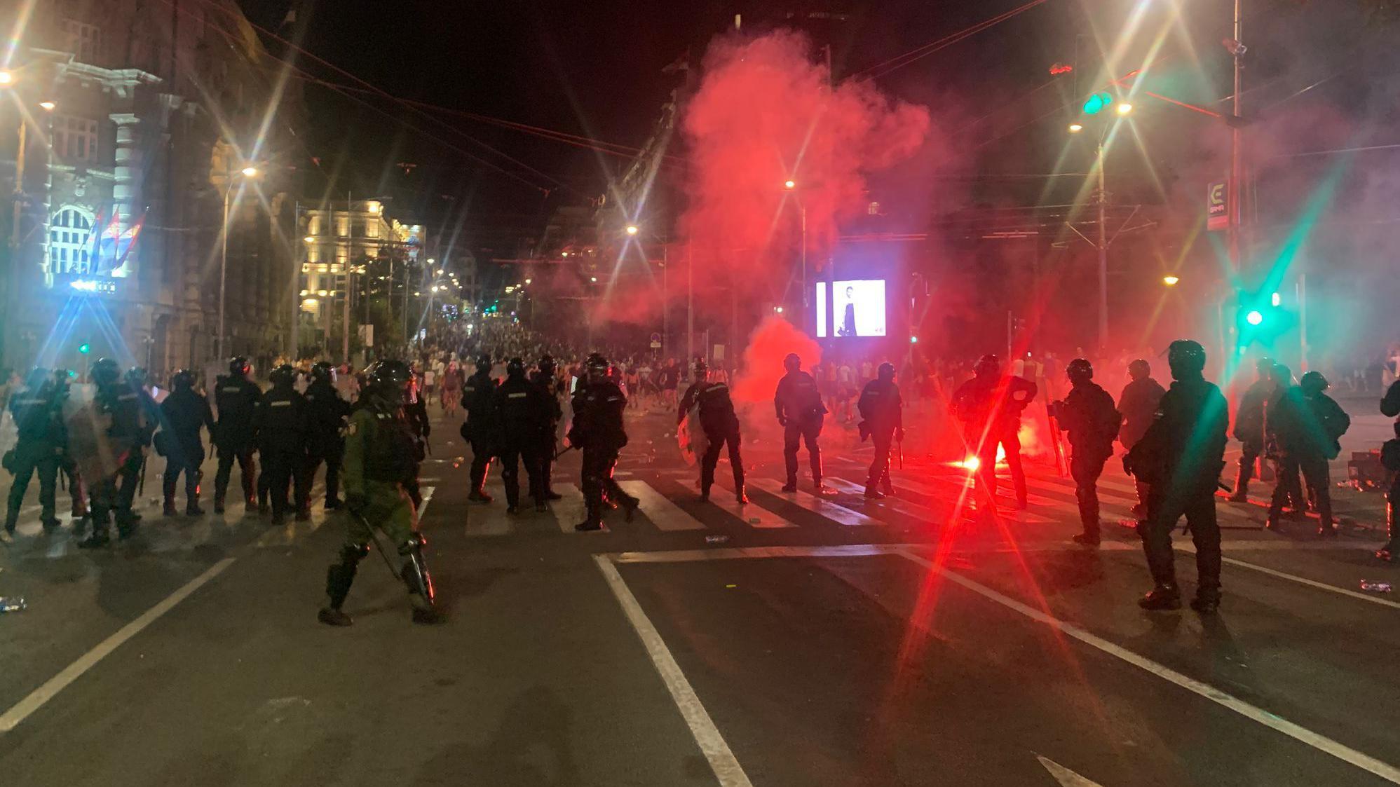Neredi u Srbiji: Policija pretukla momka u Valjevu, demolirane prostorije SNS 8 Policija potiskuje demonstrante i baca pirotehnička sredstva