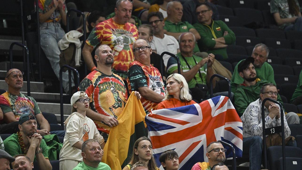 Počeo Evrobasket: Britanci nemoćni protiv Litvanije, Portugalci iznenadili 2 Litvanski i britanski navijači