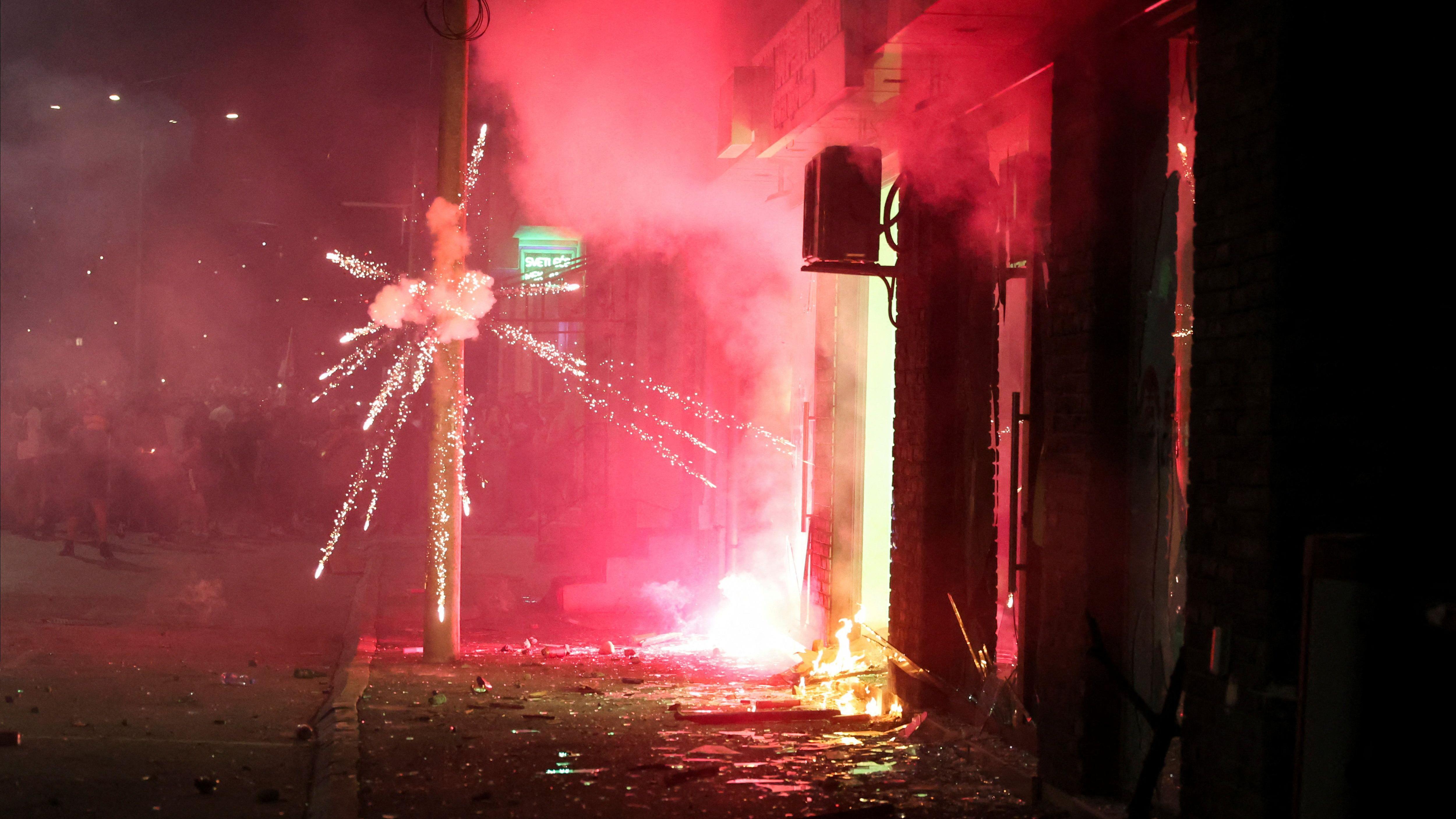 Otkud i naprednjaci na ulicama Srbije 3 Zapaljene prostorije SNS-a u Valjevu, na protestu 20. avgusta