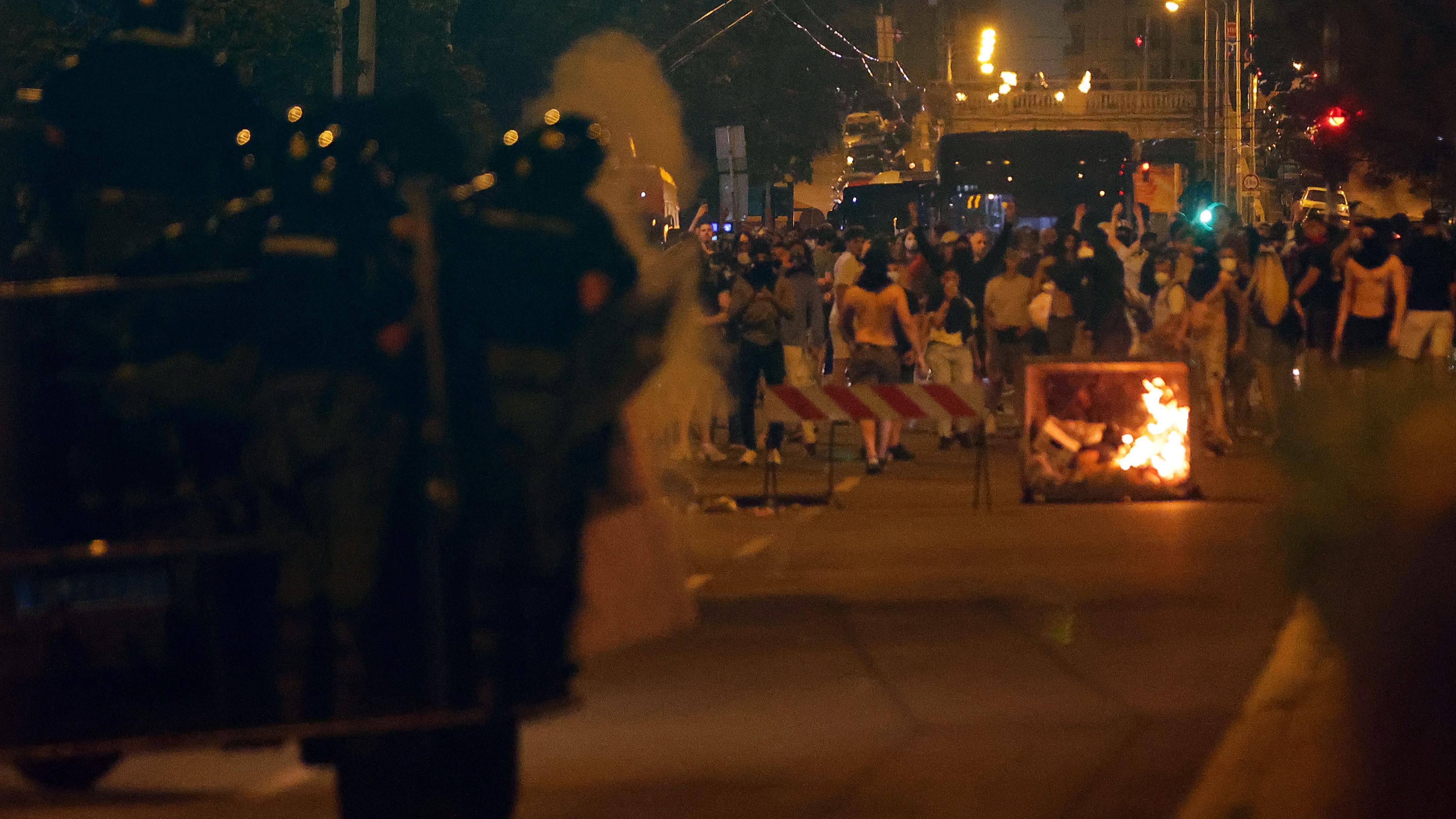 Novi neredi u Srbiji, podrška studentkinji Nikolini, održana sednica Saveta za nacionalnu bezbednost 7 Policija pod punom opremom nasuprot demonstrantima koji su izvrnuli kontejnere i zapalili ih na ulicama Beograda noću