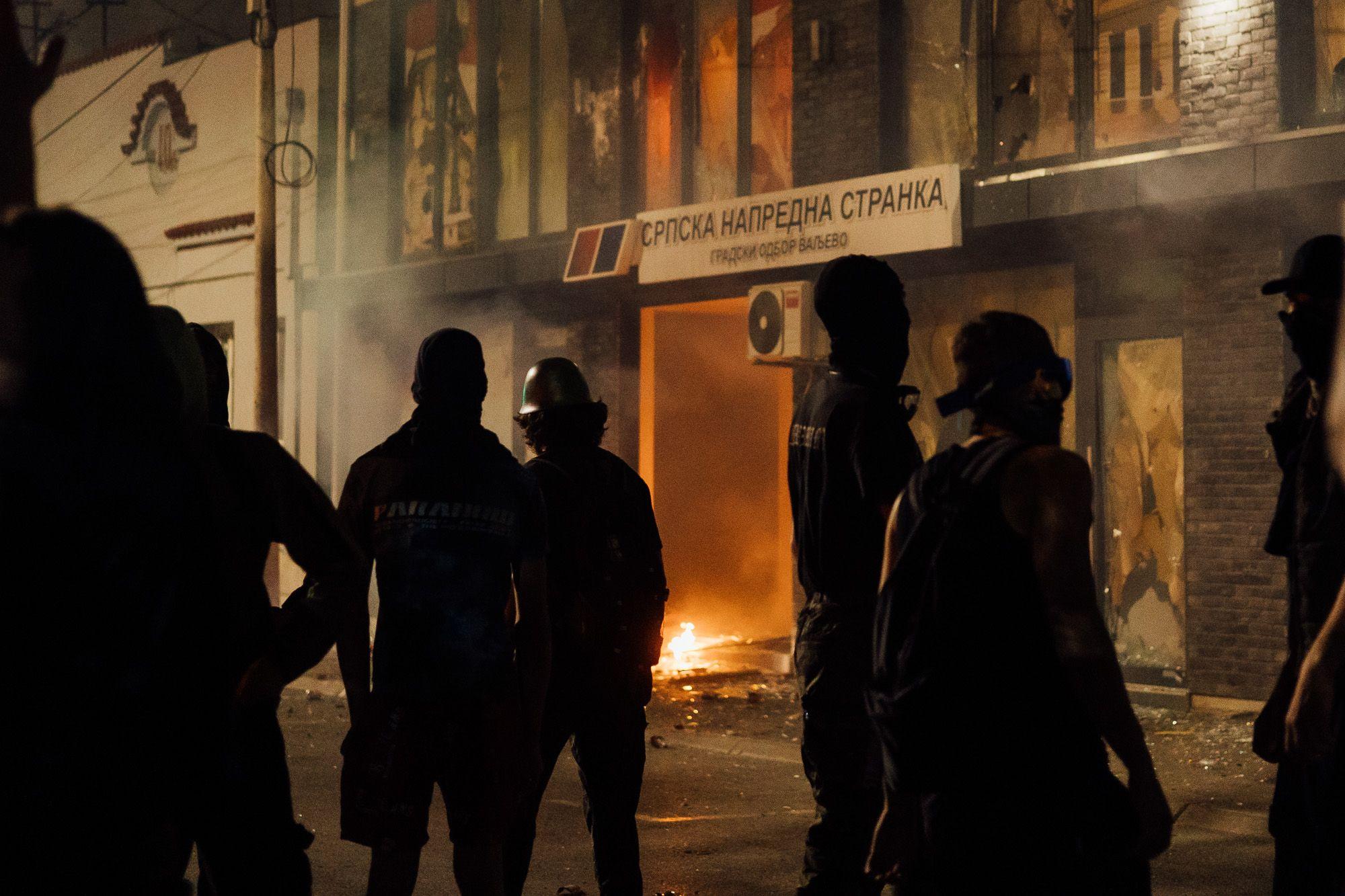 U fotografijama: Protest u Valjevu okončan neredima 7 Ispred SNS-a
