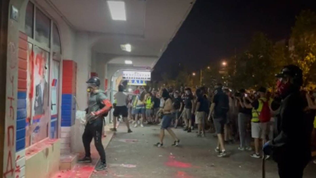 demoliranje prostorija SNS na protestu u Novom Sadu