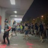 demoliranje prostorija SNS na protestu u Novom Sadu