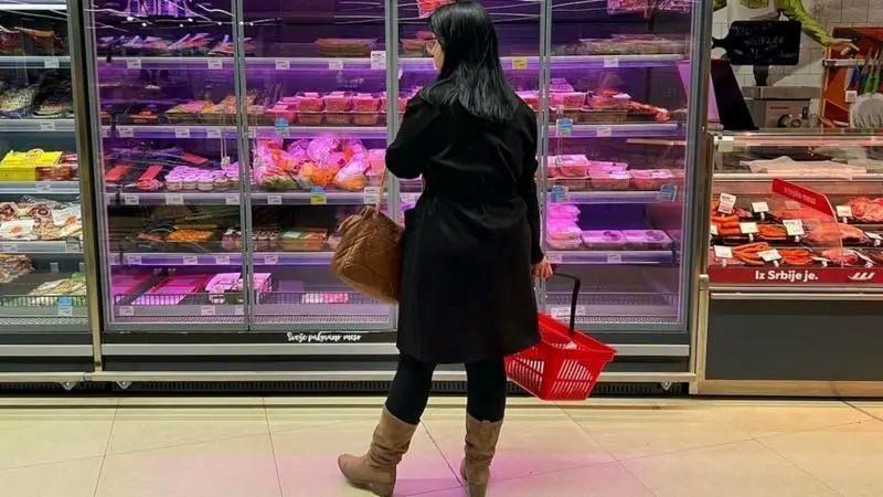 Šta potrošačima u Srbiji donosi nacrt novog zakona o njihovim pravima 1 žena u supermarketu