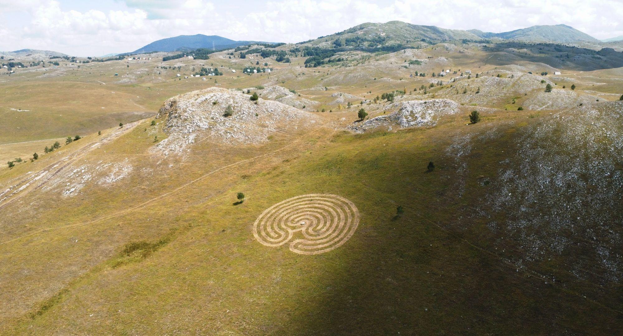 U fotografijama: Veliki crtež na travi na Durmitoru 2 piktogram