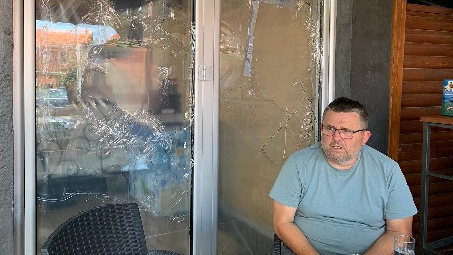 Ugostitelj Saša Živanović ispred demoliranog kafića, jednog u nizu poslednjih nedelja