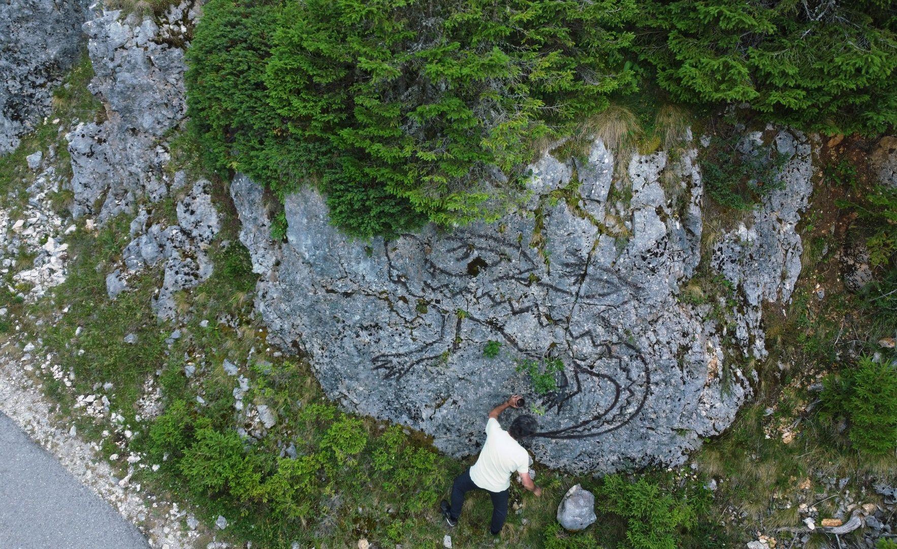 U fotografijama: Veliki crtež na travi na Durmitoru 3 piktogram