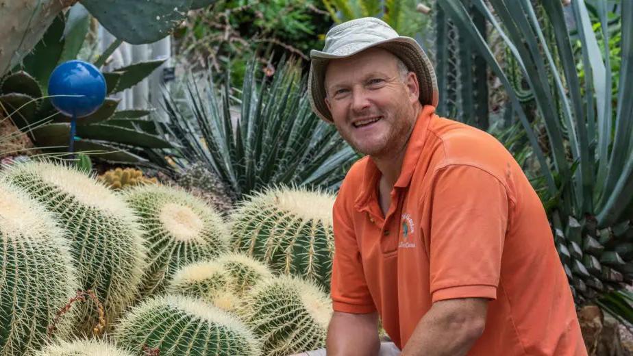 Lovac na biljke koji je rizikovao život u potrazi za orhidejom 2 Tom u vrtu pored kaktusa