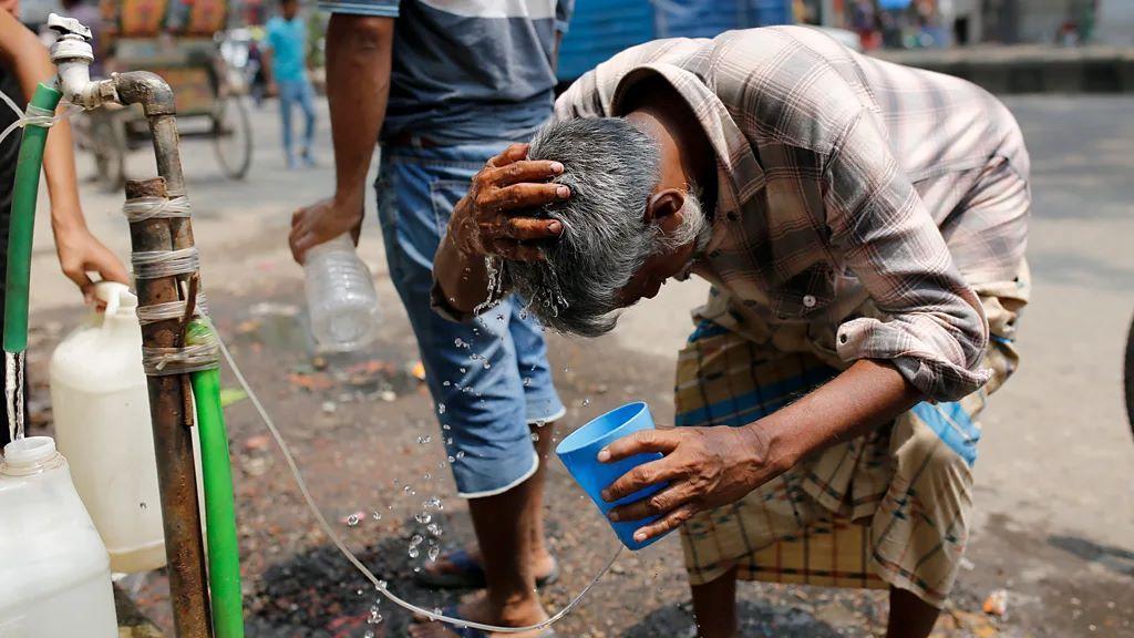 Svet postaje sve topliji – evo kako to utiče na naš mozak 2 Muškarac rashlađuje glavu vodom