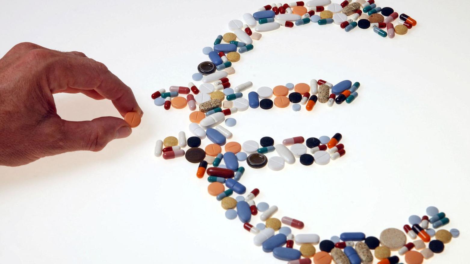 Čovekova ruka i evro napravljen od tableta