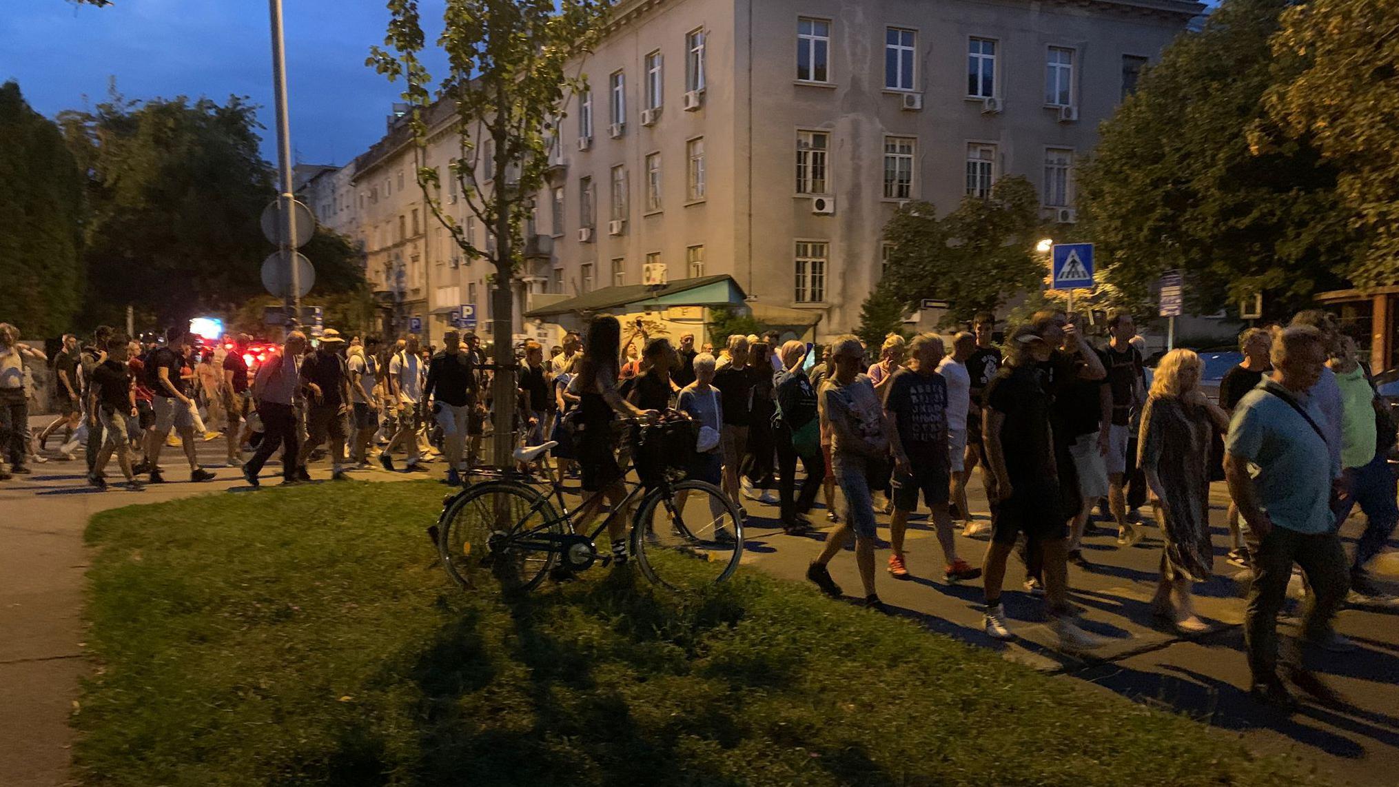 Novi neredi u Srbiji, podrška studentkinji Nikolini, održana sednica Saveta za nacionalnu bezbednost 11 Kolona ljudi prolazi ulicom u Beogradu