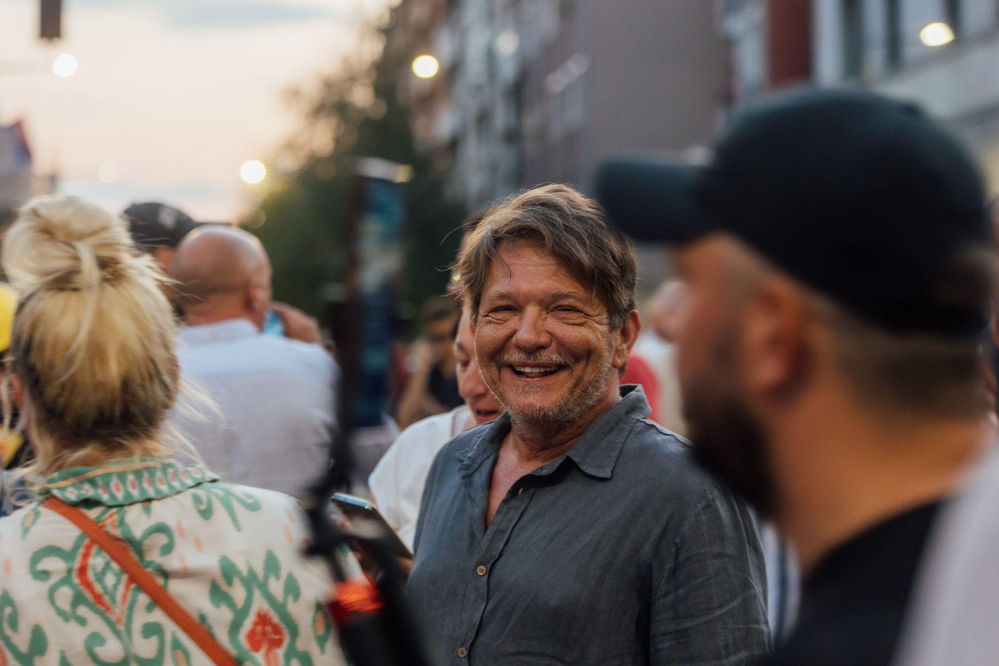 U fotografijama: Protest u Valjevu okončan neredima 4 Dragan Bjelogrlić u Valjevu