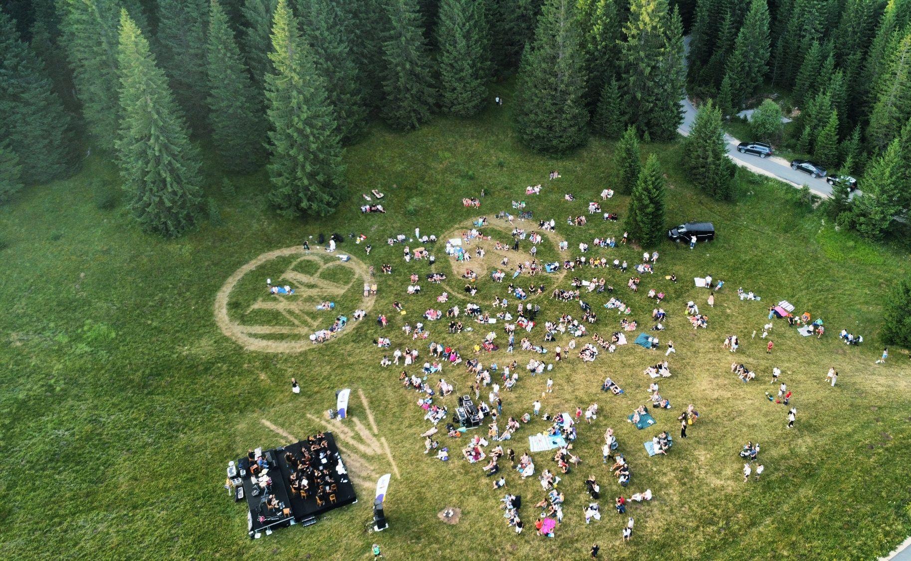 U fotografijama: Veliki crtež na travi na Durmitoru 4 piktogram