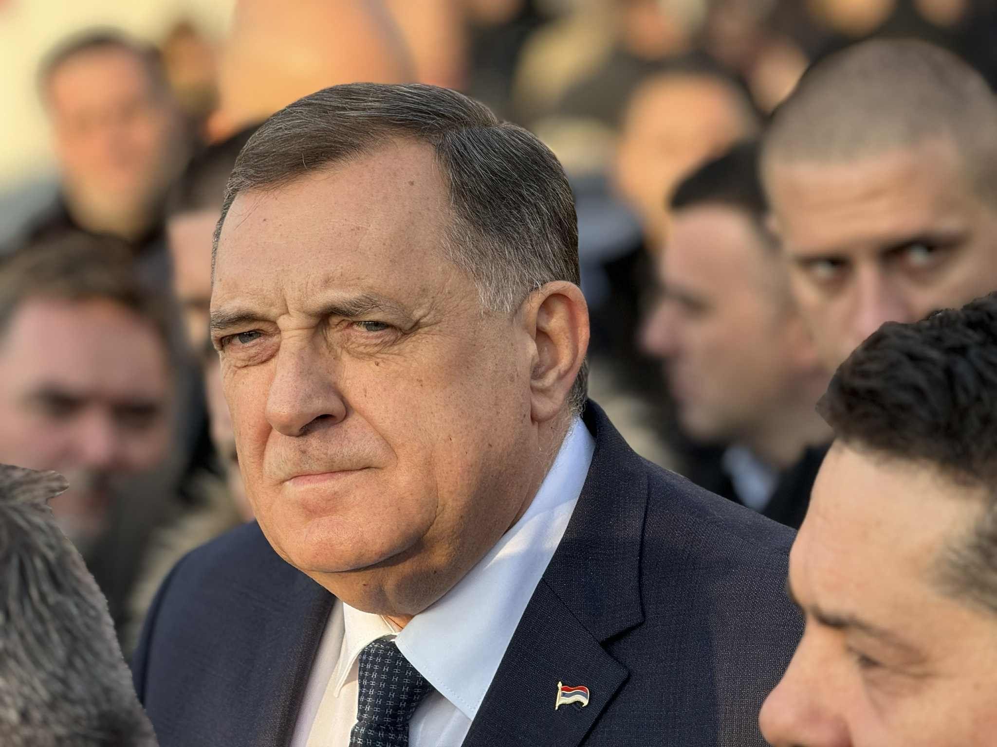 Dodik osuđen na godinu dana zatvora, Srbija ga neće hapsiti, kaže Vučić 1 Milorad Dodik u masi, u plavom odelu i beloj košulji, portretna fotografija