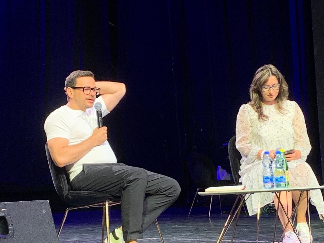 Ilja Jašin u Beogradu: Ne odustajemo od slobodne Rusije 5 Ilja Jašin i devojka koja je vodila razgovor