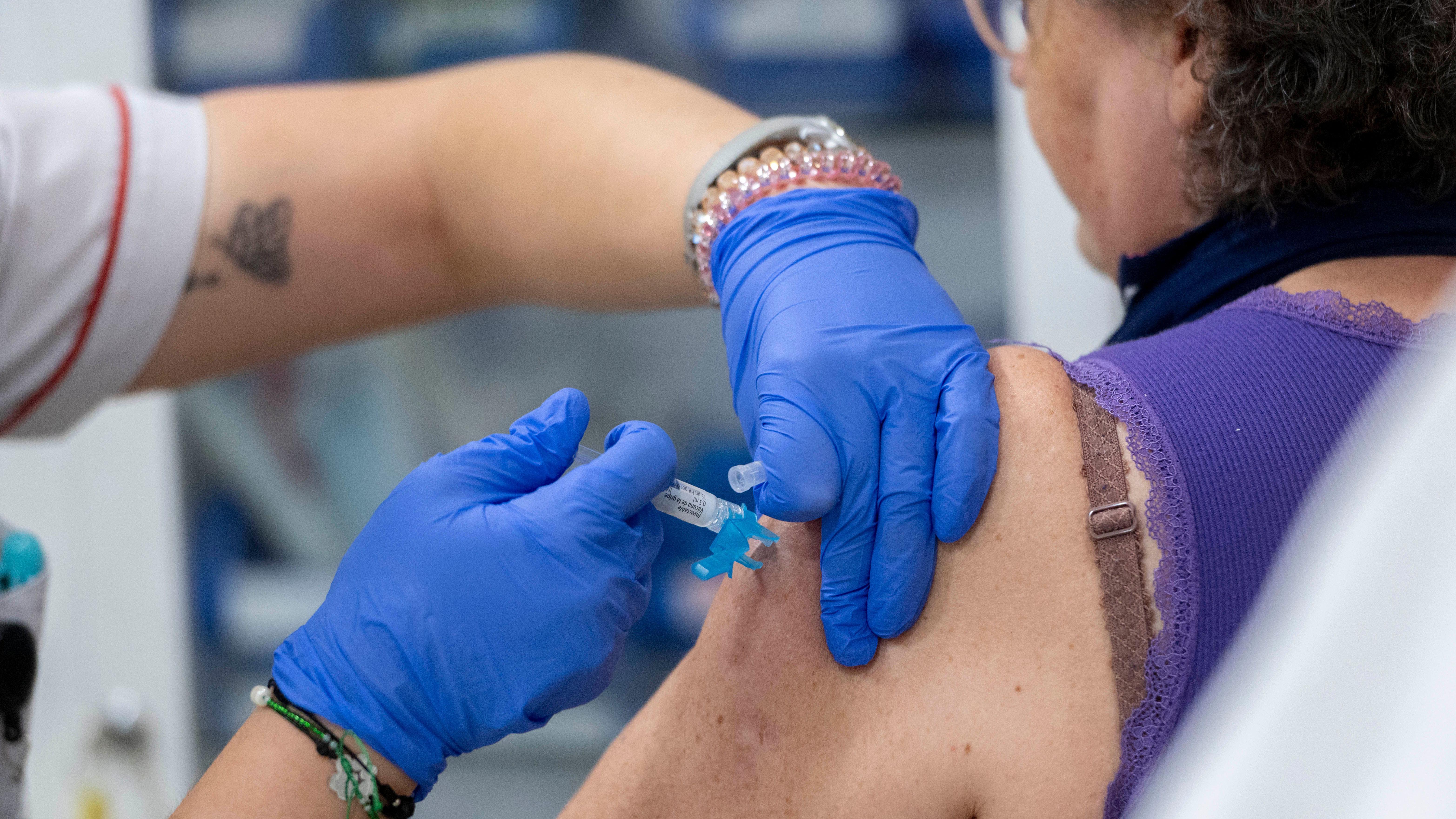 mRNK vakcine: Kako deluju i koje su njihove prednosti 3 mRNK vakcine deluju tako što pokreću naša tela da proizvode mnogo virusnih proteina