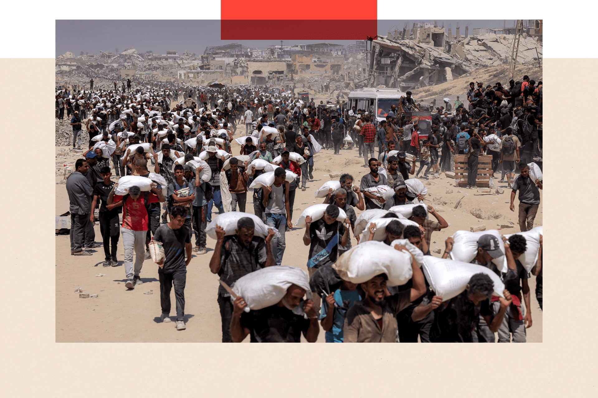 'Hvala, ali kasno je': Palestinci o najavi Londona da će im priznati državu 2 Kolone ljudi sa vrećama na ramenima, iza njih su ruševine