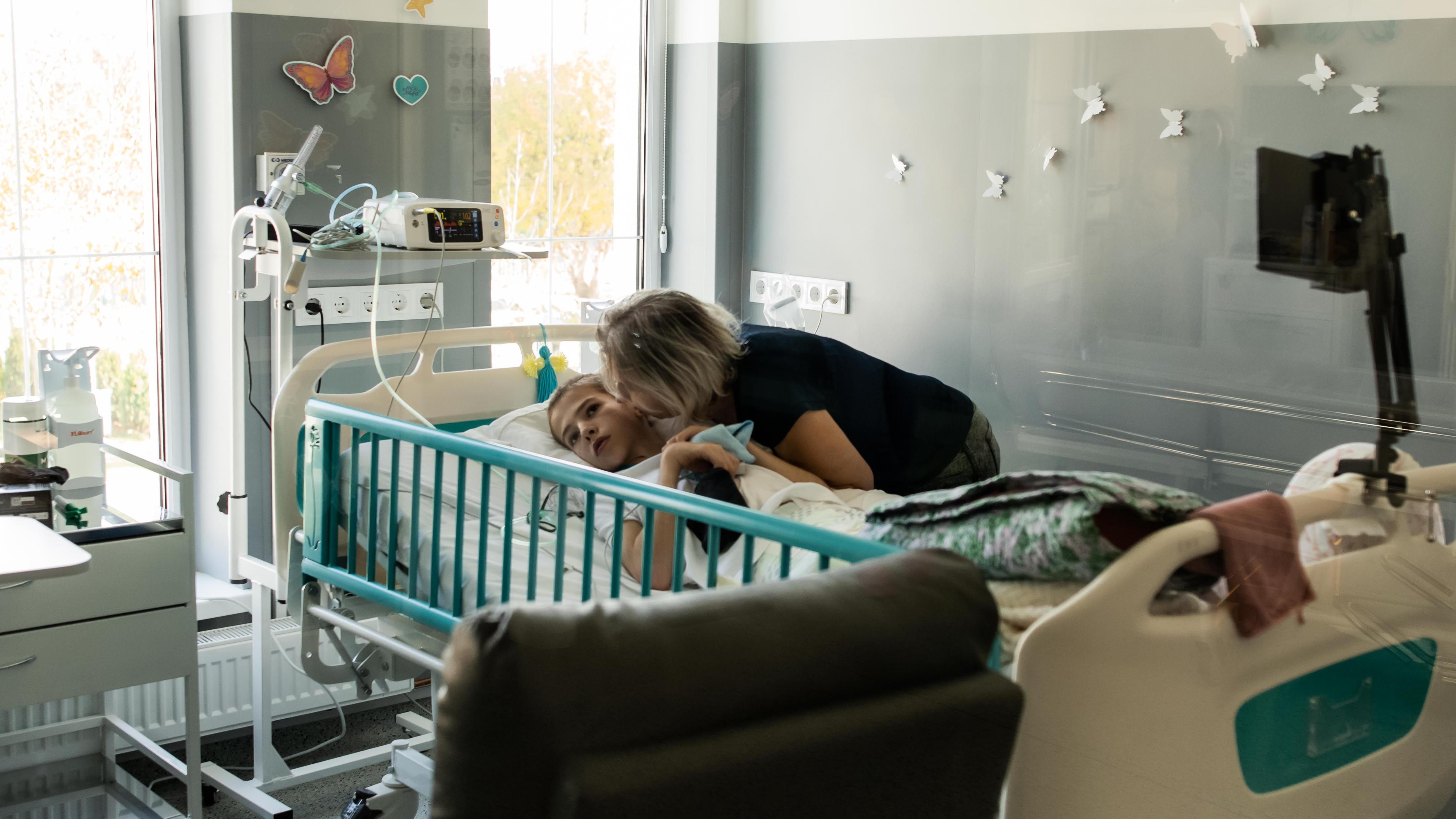 Kako se deca sa invaliditetom nose sa ratom u Ukrajini 7 Tatjana Saienko ljubi sina Sergeja u bolničkom krevetu