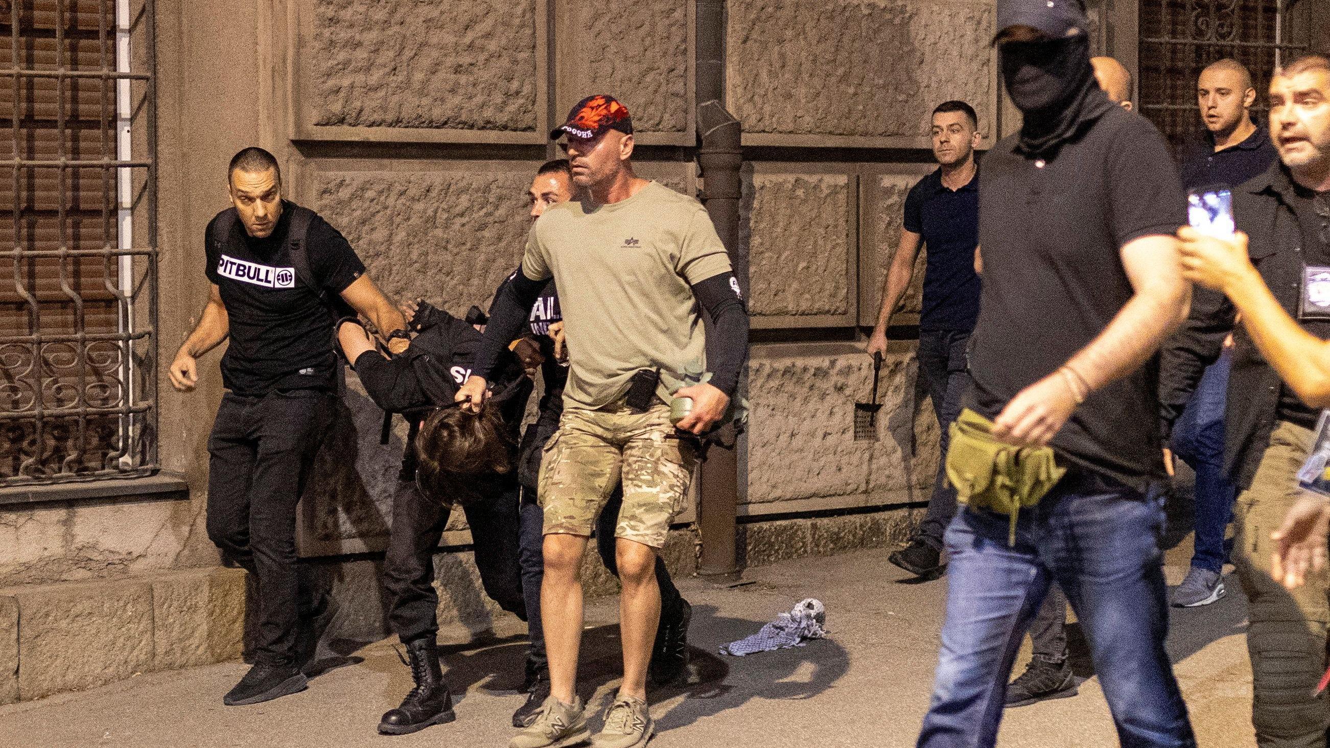 Neredi u Srbiji: Demolirane prostorije SNS, policija pretukla momka u Valjevu 1 protesti u beogradu, policija privodi demonstranta u Beogradu