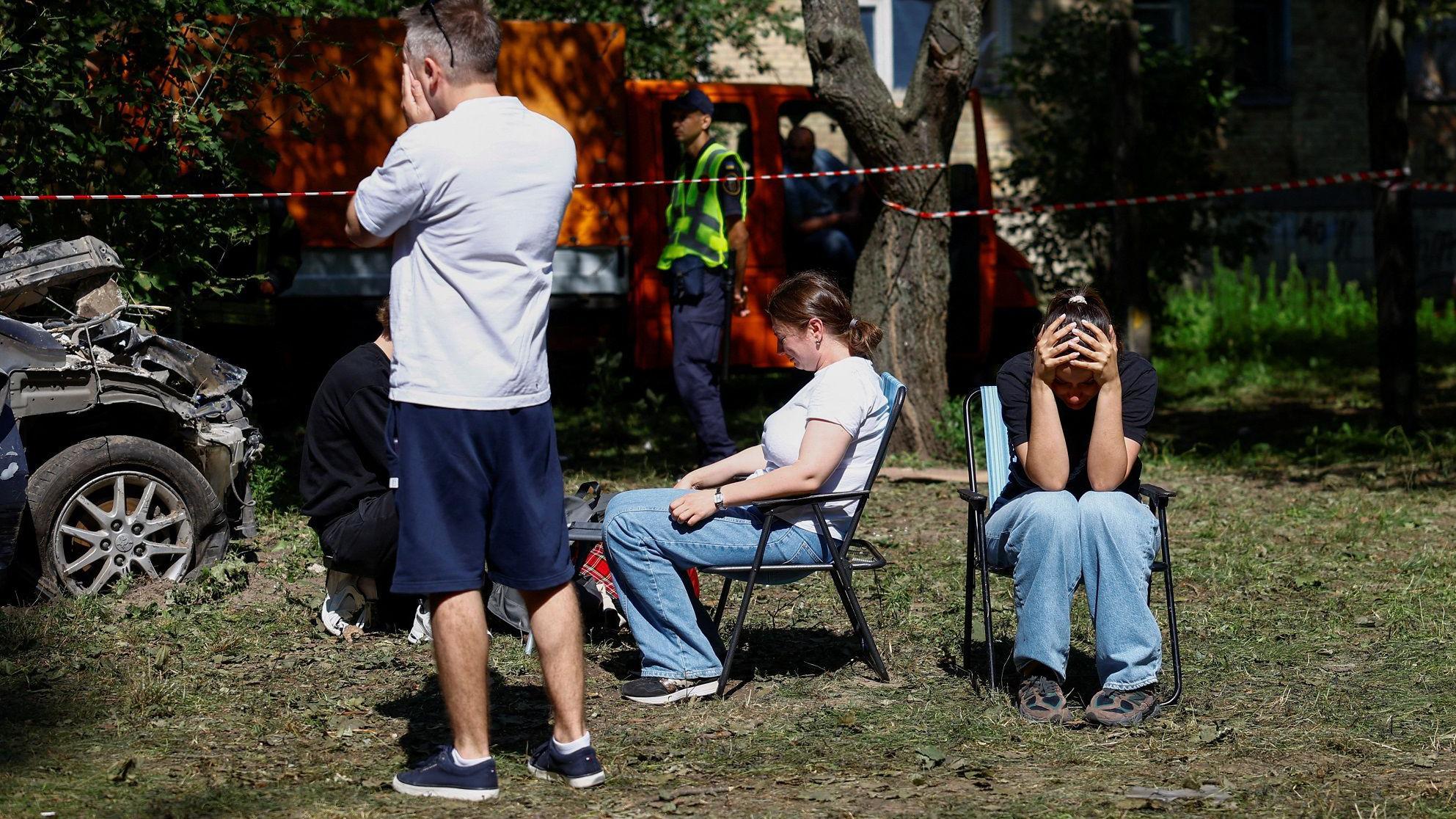 Dan žalosti u Kijevu posle desetina mrtvih i ranjenih u ruskim napadima 1 Ljudi sede ili stoje i drže se za glavu ili rukama pokrivaju lice napolju posle ruskih udara na Kijev