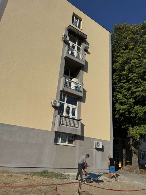 foto, klinika za onkologiju obrusen deo terasde, foto podes Niški Klinički centar najavio krivičnu prijavu protiv dr Dragana Milića zbog objava o Onkologiji i bivšoj Klinici za plućne bolesti u Knez Selu 4