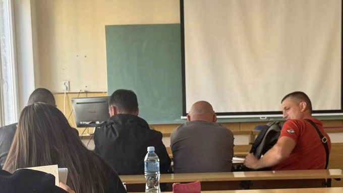 Student Mateja Nikolić objavio da je na ispitu bio okružen petoricom inspektora: Dekan niškog Pravnog kaže da su "svi u učionici bili studenti i svi su polagali" 1