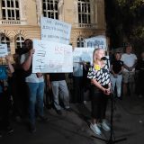 Građani Niša pružili podršku smenjoj direktorki gimnazije: "Naša Vera je jača od vaše sile!'“ 11
