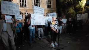 Građanski protest "Naša Vera je jača od vaše sile!'“ zbog smene direktorke Vere Dujaković održan je večeras ispred Prve niške gimnazije "Stevan Sremac", koja je, inače,  bila u žiži javnosti i zbog najduže blokade nastave među školama u ovom gradu, organizovane u znak podrške studentskim zahtevima.