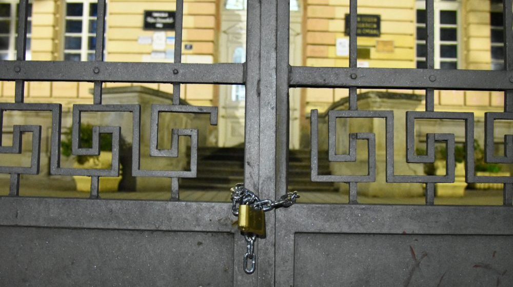 "Izvinjavam se, bilo je iz iskrene zabrinutosti zbog nasilnog upada": Nova direktorka niške gimnazije "Stevan Sremac" o katancima na ulazima u vreme protesta 1