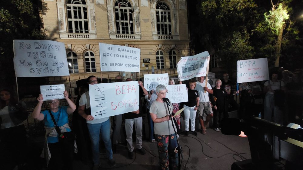 U niškoj gimnaziji "Stevan Sremac" nisu vraćeni na posao nastavnici koji su ga izgubili zbog "političkih ubeđenja": Upozorenje Poverenika 2 U niškoj gimnaziji "Stevan Sremac" nisu vraćeni na posao nastavnici koji su ga izgubili zbog "političkih ubeđenja": Upozorenje Poverenika 2