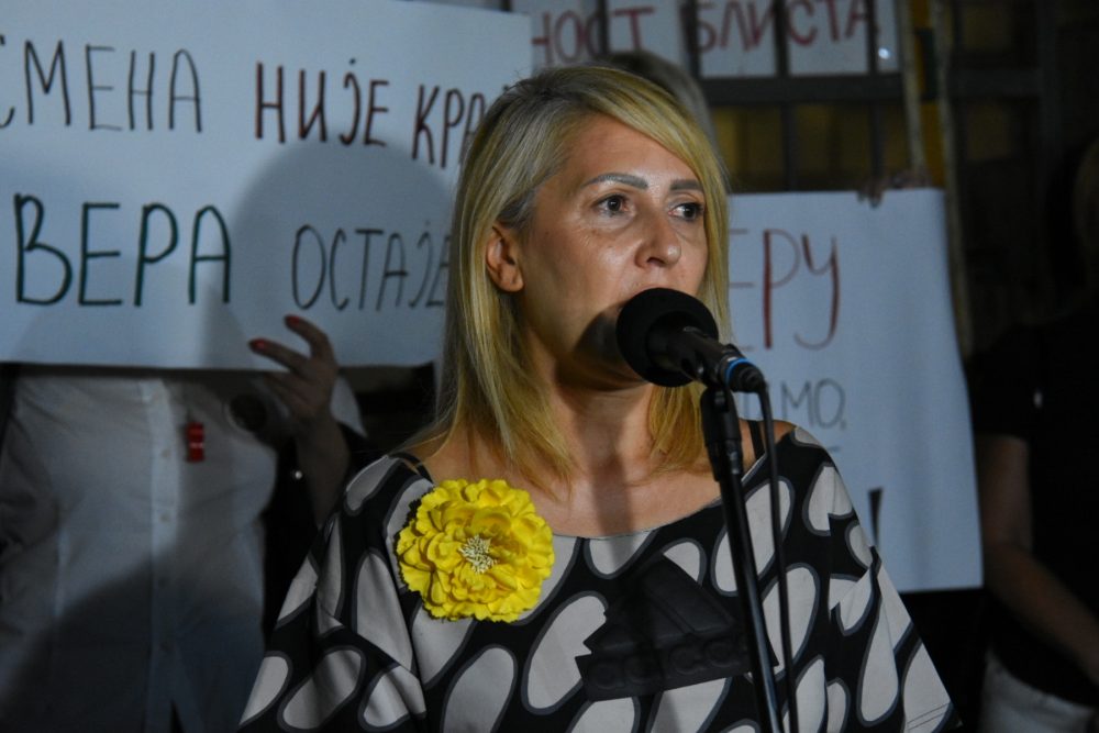 Građani Niša pružili podršku smenjoj direktorki gimnazije: "Naša Vera je jača od vaše sile!'“ 8