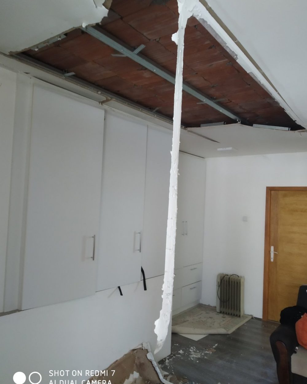 Stan Zdravka M. u Nišu nakon superćelijske oluje Ni posle dve godine Nišlijama nije isplaćena "hitna" odšteta za superćelijsku oluju: Zloupotrebljeno stotine miliona za vanredne situacije 3