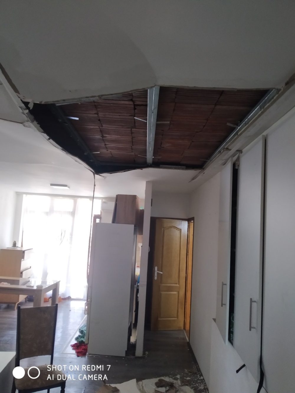 Stan Zdravka M. u Nišu nakon superćelijske oluje Ni posle dve godine Nišlijama nije isplaćena "hitna" odšteta za superćelijsku oluju: Zloupotrebljeno stotine miliona za vanredne situacije 4