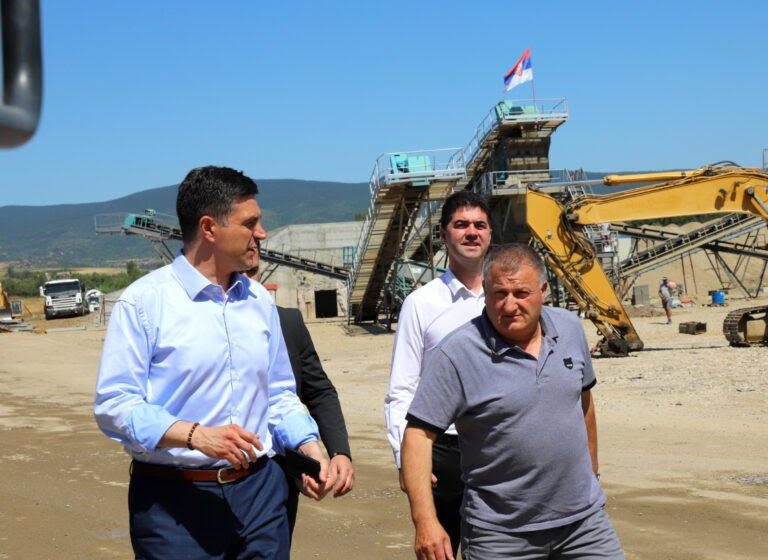 Poslanik proziva gradonačelnika Niša da je dogovarao saradnju sa firmom čiji su "pravi vlasnici povezani sa narko- kartelima u Boliviji": Pavlović i "Prevoz Kop" ćute 1